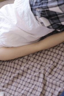 几男含着她两个硕大的乳